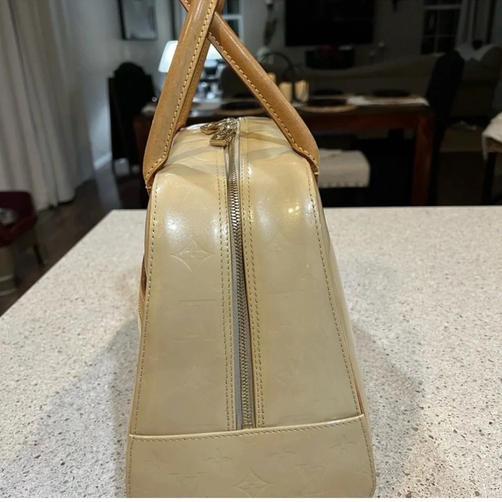 Louis Vuitton Tompkins Vernis BA0013 Elegant Cream and Tan Women's Handbag